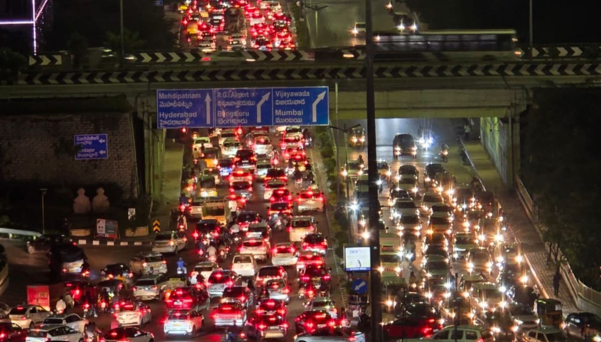 కుండపోత వానతో హైదరాబాద్‌లో భారీగా ట్రాఫిక్ జామ్